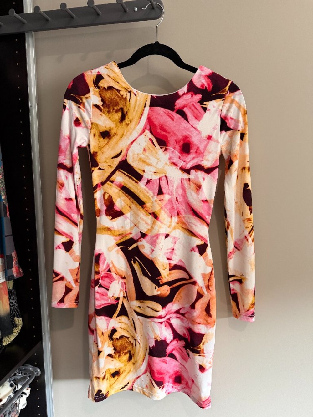 ✨ Jennifer Lopez Long Sleeve Low Back Dress – Statement Piece ✨